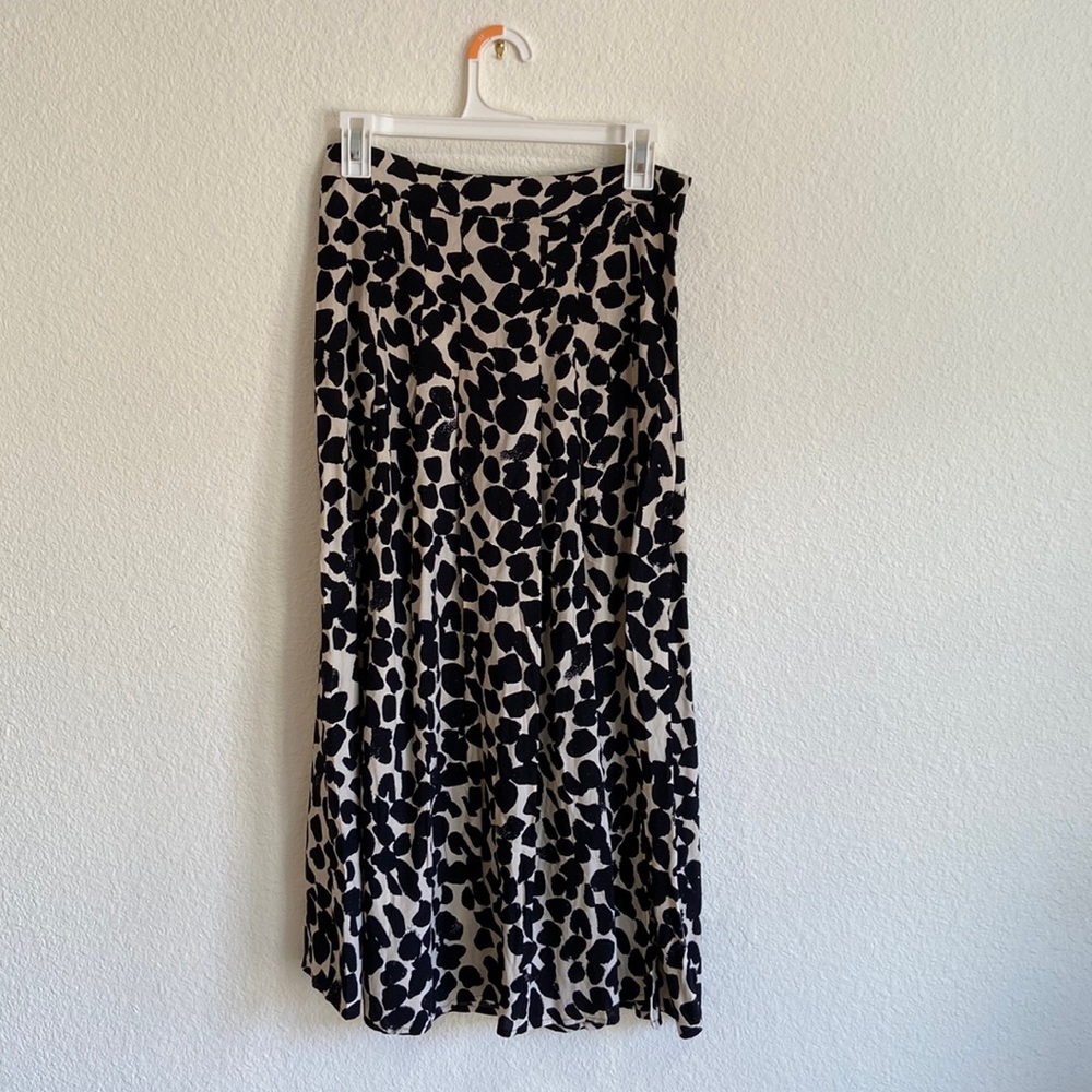 H&M skirt with zipper and small pleat detailing at the waist